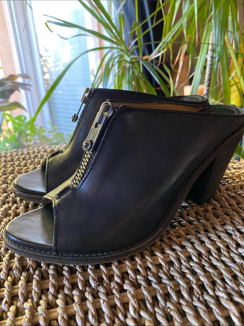 Frye Black Leather Peep Toe Wedge Mule Sandals Front Zip Size 8